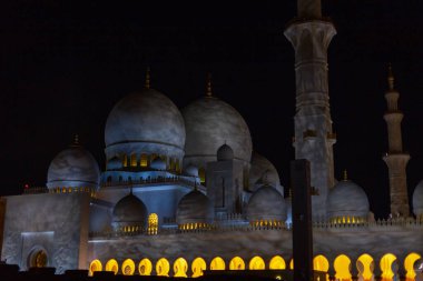 Geceleri ışıkları olan harika bir cami.