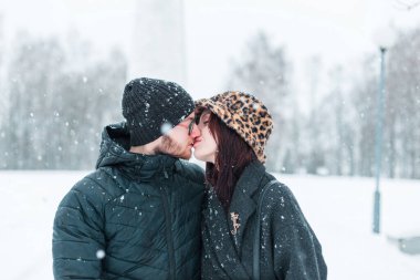 Güzel, genç moda aşıkları şık kışlık giysiler içinde bir kış günü birlikte yürüyorlar ve öpüşüyorlar. Aşk, duygular ve ilişkiler