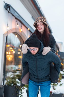 Yakışıklı bir adam kış günü kız arkadaşını şehre taşır. Mutlu aşıklar birlikte eğleniyor.