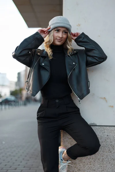 Fashion Mooie Jonge Vrouw Stijlvolle Zwarte Rock Kleding Met Een — Stockfoto
