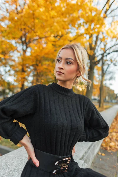 Mooie Jonge Blonde Mode Vrouw Model Een Modieuze Zwarte Gebreide — Stockfoto