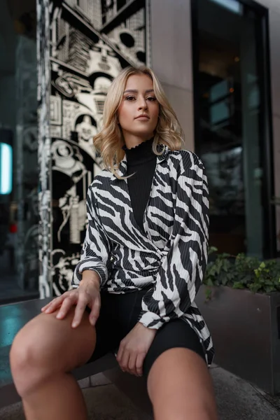 Modieus Urban Girl Model Een Stijlvolle Zebra Print Jurk Met — Stockfoto