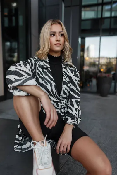 Fashion Mooie Jonge Vrouw Model Modieuze Kleding Met Een Zebra — Stockfoto