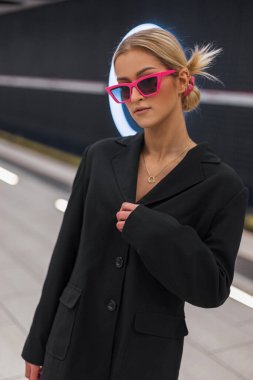 Moda, pembe güneş gözlüklü, şık, genç ve güzel bir bayan model.