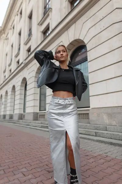 Mooie Jonge Vrouw Model Fashion Outfit Met Een Leren Jas — Stockfoto