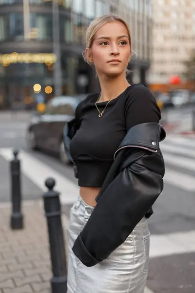 Stijlvol Mooi Jong Vrouw Model Een Modieuze Zwarte Leren Jas — Stockfoto
