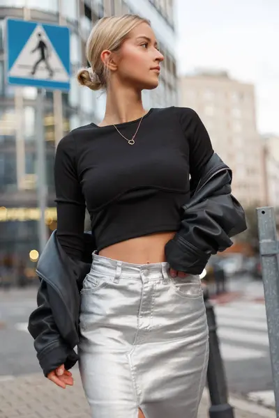 Mooie Jonge Stijlvolle Vrouw Model Mode Kleding Met Een Zwarte — Stockfoto