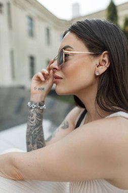 Güzel bir moda kızının şık şehir portresi şehirde modaya uygun klasik güneş gözlüğü takıyor. Güzel bayan.