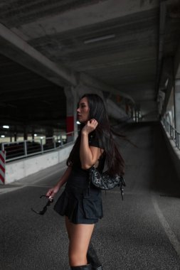 Şehirde üst ve etek giyen şık giyimli güzel Vietnamlı kadın model. Asyalı moda kadın.