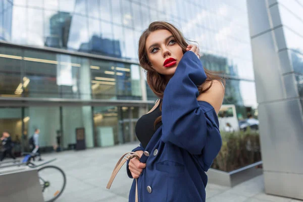Módní Krásné Mladé Podnikání Elegantní Žena Módním Oblečení Modrým Oblekem — Stock fotografie