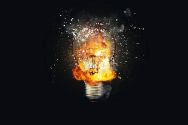 Yaratıcı ampul parçalarla ateş ve siyah arka planda duman ile patlar, kavram. Farklı yaratıcı fikirler düşün. Kuru boya sıçraması. Beyin fırtınası yap ve düşün.