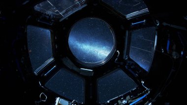 Uzay istasyonundaki kamaranın yıldızlı manzarası. ISS pencereleri