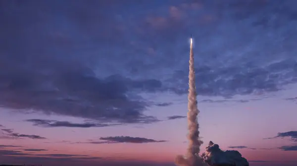 Cohete Espacial Con Humo Explosión Despegará Con Éxito Hacia Cielo Imagen De Stock