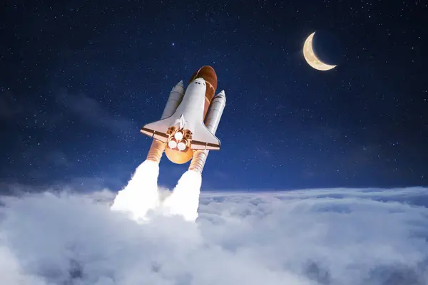 Ракета Шаттл Успешно Взлетает Через Облака Луне Звездном Небе Творческая Стоковая Картинка