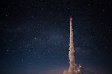 Uzay roketinin uzaya fırlatılması başarılı oldu. Uzay gemisi yıldızlı gökyüzüne doğru havalandı. Seyahat ve keşif diğer gezegenler, konsept.