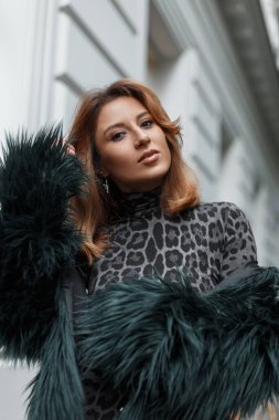 Havalı, güzel, moda, genç, kızıl saçlı, şehirde şık kıyafetler giyen bir model.