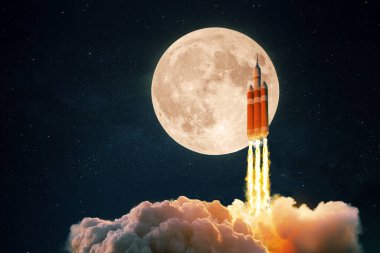 Dumanlı ve bulutlu yeni uzay roketi dolunayla gökyüzüne doğru havalanıyor. Mekik uzay gemisi kalkıyor. Uzay Görevi Çalıştırma Konsepti. 