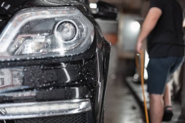 Araba yıkamada, yakın plan. Farlar optik bakım ve yıkama