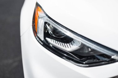 Farlı optikler, yakın plan. Beyaz araba