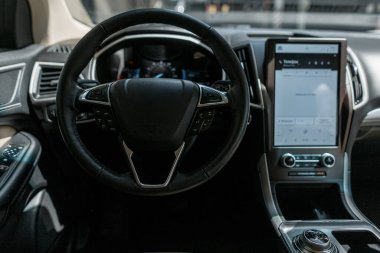 Direksiyonu, kontrol düğmeleri ve görüntüsü olan modern bir arabanın içi