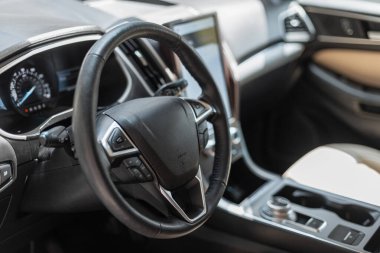 Arabanın içinde direksiyon ve kontrol paneli var.