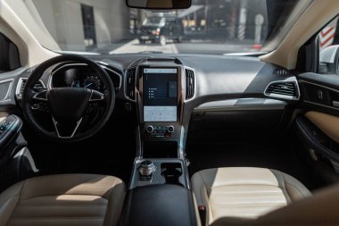 Dümeni ve ön koltukları olan güzel bir araba.