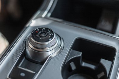 Otomatik seçici şanzımanlı araç içi, yakın plan.