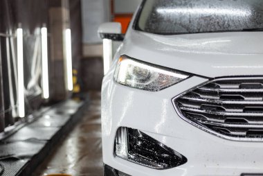 Araba yıkamada. Araba bakımı ve yıkama, konsept. Araba yıkama