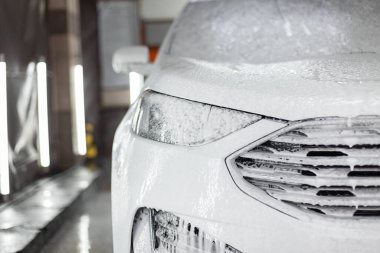 Şampuan köpüklü araba yıkama. Araba bakımı