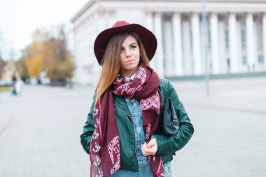 Şık giyimli, bordo şapkalı ve şehirde klasik eşarplı güzel şehir tarzı bir kız.