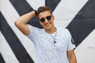 Yakışıklı hippi, saç stili, sokakta şık bir tişörtü olan.