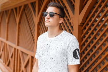 Klasik güneş gözlüklü, beyaz tişörtlü havalı, yakışıklı hippi.