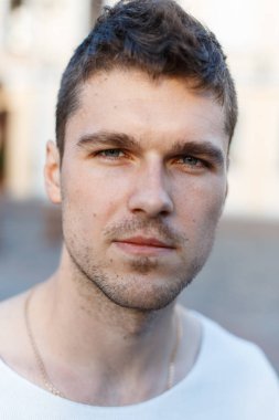 Yakın çekim erkek vesikalığı. Sokakta saç stili ve sakalı olan yakışıklı ve başarılı bir adam.