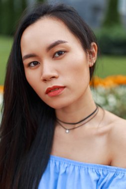 Bir yaz gününde güzel bir Asyalı moda kızının vesikalığı.