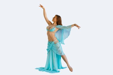 Şık kıyafetler içinde güzel genç bir kadın izole ışık arka planında kabile birleşimi oryantal dansları yapıyor. Kabile Füzyon Göbek Dansı