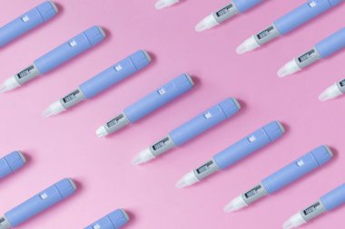 Tıbbi ilaç Ozempic enjeksiyonu pembe bir arka planda yatıyor. İlaç ve kilo kaybı, konsept. Enjektörler antidiyabetik ya da anti-obezite için deri altı enjeksiyonu için kalemleri enjekte ederler.