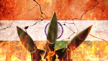 Çatlamış beton bir duvardaki Kızılderili bayrağının arka planında roketler yanıyor. Hindistan 'da savaş. Ateşli roket silahları siyah arka planda, konsept. Savaş ve ölüm. 3. Dünya Savaşı. Nükleer Savaş