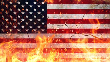 Amerikan bayrağı alevler içinde, kıvılcımlar çatlamış beton duvarda. Devrim, kavram. Özgürlük ve vatanseverlik. Ekonomik kriz, yaratıcı.