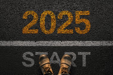 Adam asfalt üzerinde yürür ve 2025 'e kadar çizgiyi geçer. Yeni yıl 2025, yaratıcı. Deri ayakkabılı erkeklerin bacakları 2025 'e kadar uzanıyor. Başlangıç ve başlangıç 2025, kavram