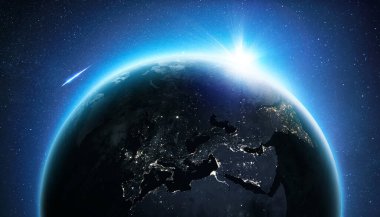 Avrupa ülkelerinin olduğu güzel bir gece gezegeni: İtalya, Almanya, Polonya, İngiltere, Belçika, Türkiye, Moskova gün batımında. İş ve iletişim, kavram. İnanılmaz uzay ve mavi gezegen. 