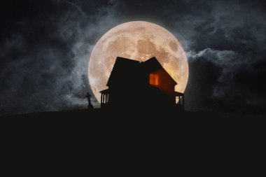 Tepedeki pencerelerden gelen ışıkları olan, içi bulutlu kanlı bir mezarlığı olan eski, korkunç bir ev. Mutlu Cadılar Bayramı, Yaratıcı Fikir. Korkunç Duvar Kağıdı