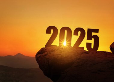 Yeni yıl 2025, gün batımında. Siluet 2025 gün doğumunda güneş ışınlarıyla bir dağın tepesinde duruyor. Yaratıcı bir fikir. Yıl 2025, kavram