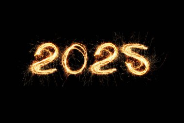 Yeni yıl 2025 ışık. Maytaplar 2025 rakamlarını çiziyor. Bengal ışıkları ve mektup. Tatillerde. Lüks Kıvılcımlar