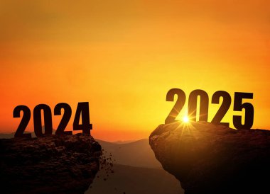 2025 yılbaşı gecesi gün batımında dağda, konsept. 2025 ve 2024 gün doğumunda uçurumda, yaratıcı bir fikir. Tasarım için boş yer. Takvim 2025