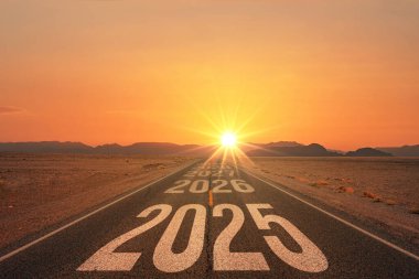 Yeni yıl 2025 ya da yeni yıl konsepti. Metin 2025 gün batımında asfalt yolun ortasında yazılmış. Planlama, hedef, meydan okuma, yeni yıl çözümü kavramı.