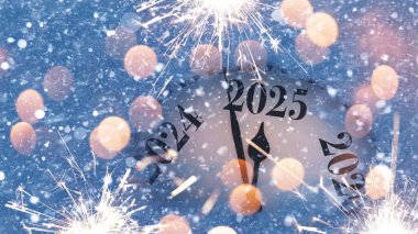 Gece yarısına geri sayım başladı. Noel 'den ya da 2025' ten önceki son dakikaları sayma tarzı saat. Eski model. Antika saat 2025 yılının karı gösteriyor