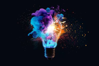 Yaratıcı ampul rengarenk kuru boya ile patlar, kıvılcımlar saçar ve siyah arka planda parlar, konsept olarak. Farklı yaratıcı fikirler düşün. Hareket Rengi suya düşer, Mürekkep kıvrılır
