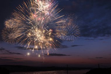 Gece gökyüzünde inanılmaz havai fişekler patlıyor, konsept. Tatiller ve yeni yıl 2025, yaratıcı fikir. Yaratıcı kutlama. Noel kartı. Lizbon 'da şenlikli şehir havai fişekleri. panoramik görünüm