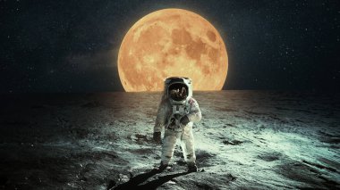 Yalnız astronot ay yüzeyinde yürür. Ay görevi ve keşfi. Ay 'daki uzay adamı. Astronot, dev sarı bir ayın zemininde yürür.