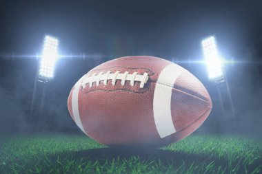 Modern bir stadyumdaki çimlerin üzerinde mavi projektörlü futbol topu. Amerikan Futbol Kupası, yaratıcı fikir. Geceleyin şampiyonların maçı. Kazandım. Yatay spor temalı poster, tebrik kartları, başlıklar